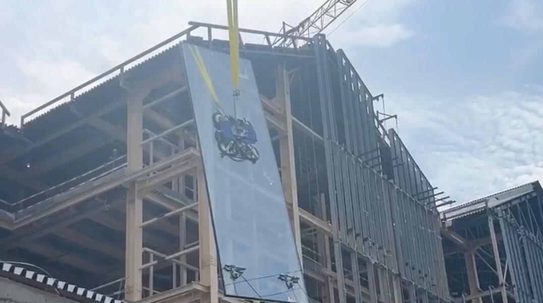 На новом здании пермской галереи установили первый витраж. Фото