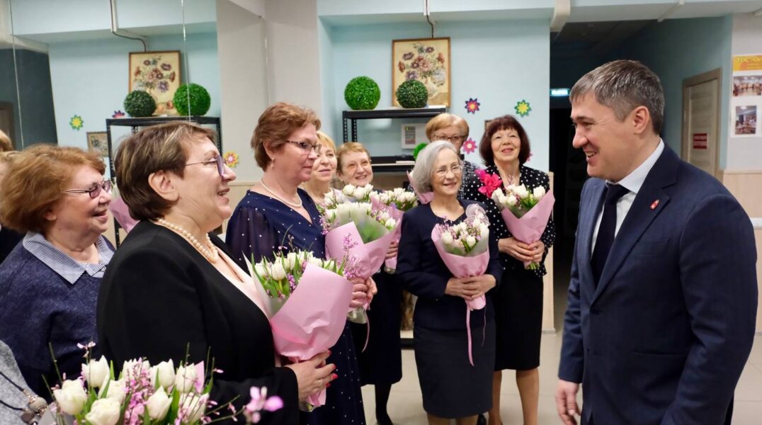 В преддверии 8 марта Дмитрий Махонин встретился с женским коллективом волонтерского центра «Островский»