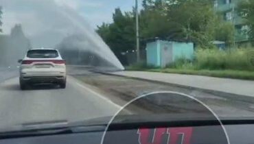 В одной из промзон Перми в результате порыва возник фонтан