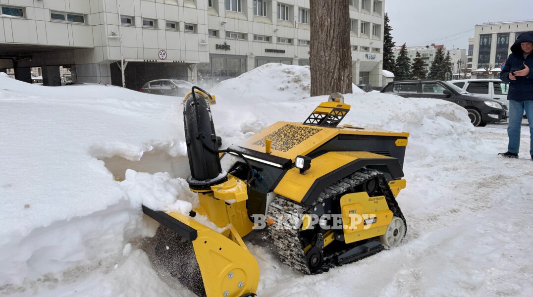 В Перми на уборку улиц от снега вышел робот