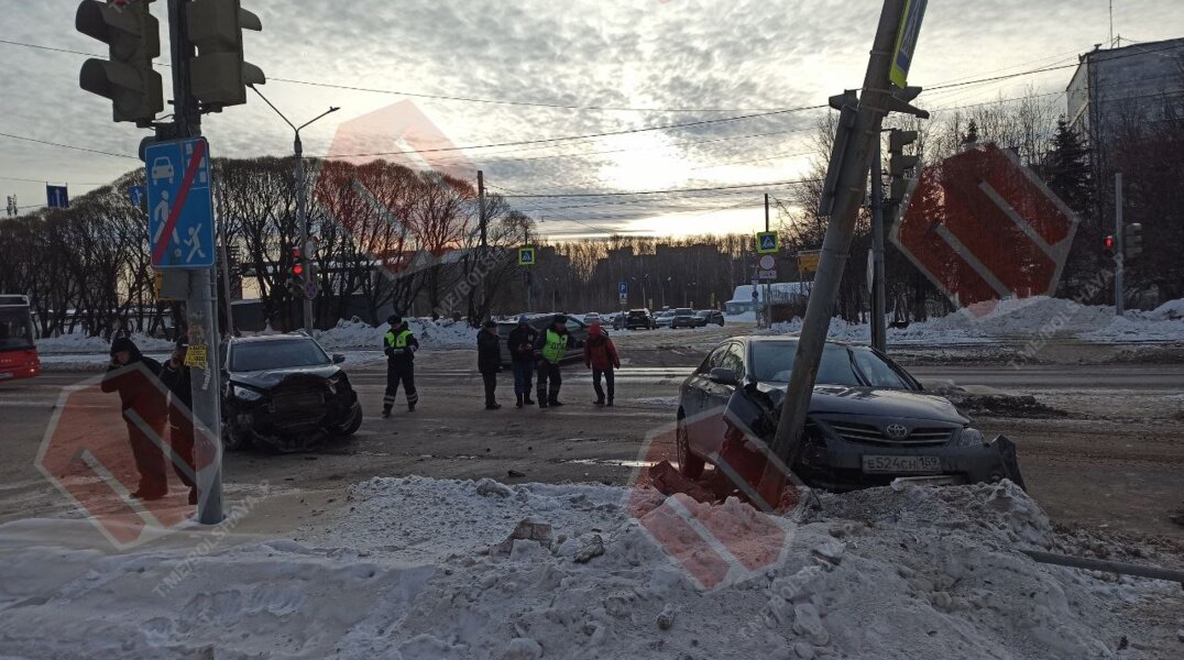 В Перми иномарка протаранила легковушку и снесла светофор