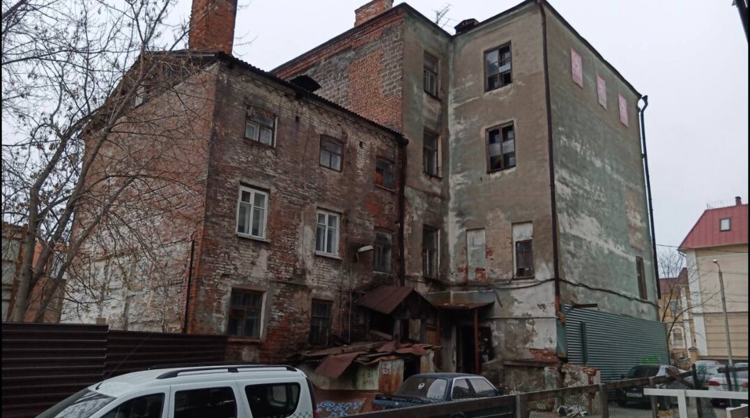 В Перми начался снос расселенного аварийного дома