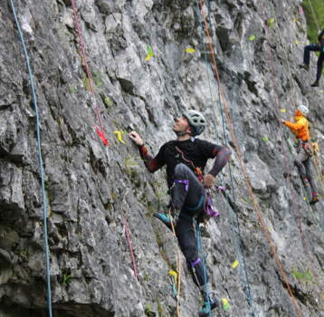 В одной связке. Альпинистам четырех регионов РФ покорились скалы Большие Воронки в Прикамье