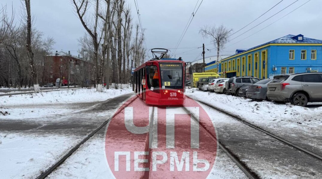 В Перми вновь вагон трамвая сошел с рельсов и остановил движение на линии