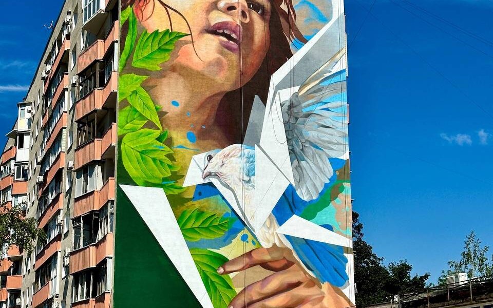 Пермский художник стал автором монументальной живописи на стенах жилого дома в Мариуполе
