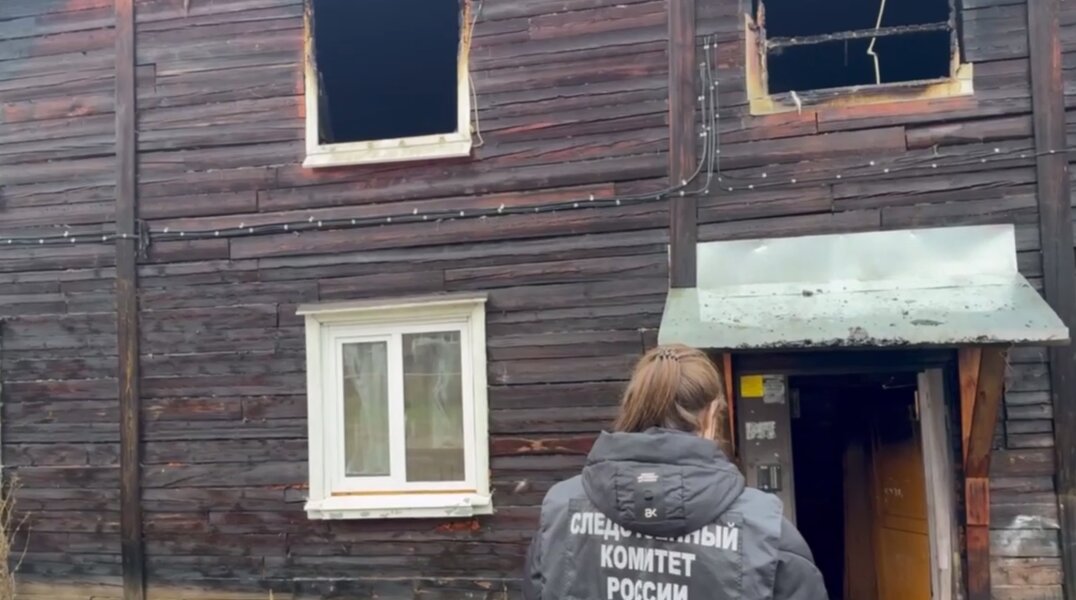 Следком выложил кадры с места пожара, на котором погибло трое детей в Прикамье. Видео