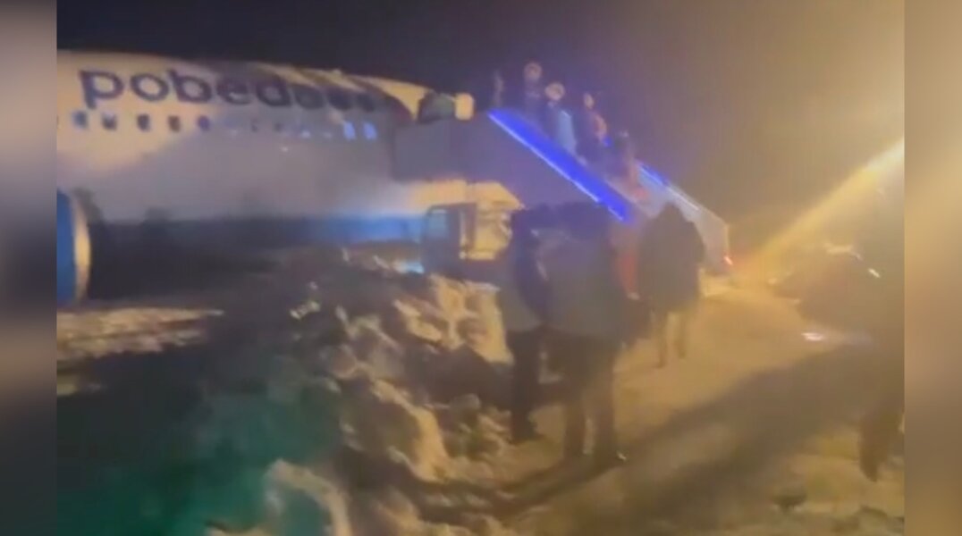 Самолет рейса Пермь — Москва застрял в сугробе во время взлета
