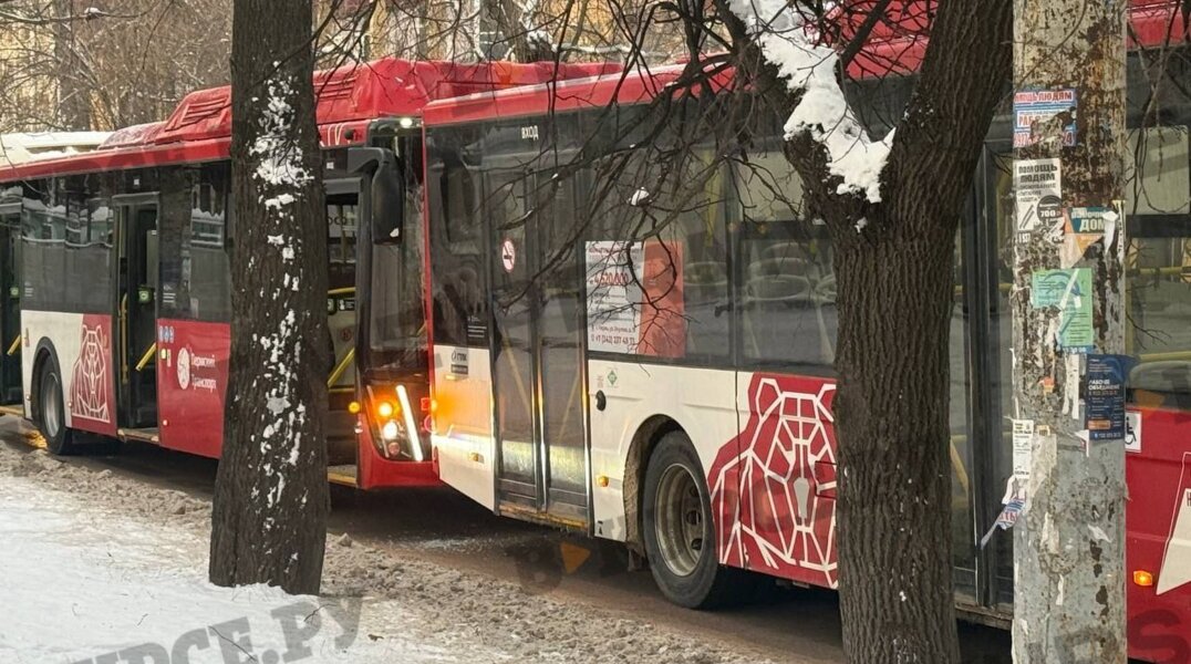 В центре Перми автобус въехал в другой автобус
