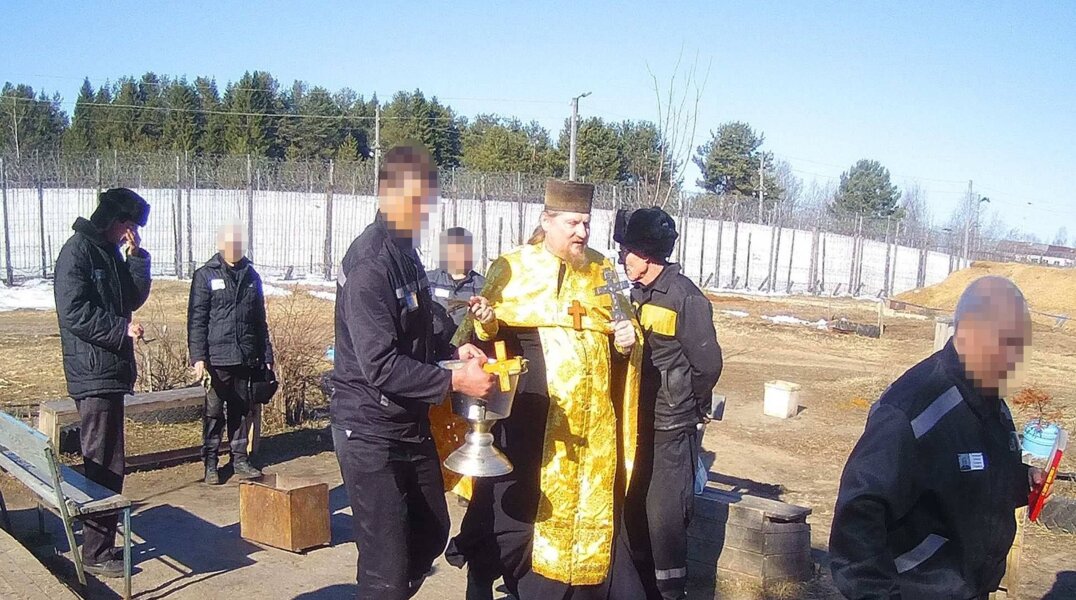 Заключенных пермских колоний окропили святой водой в честь Святой Пасхи