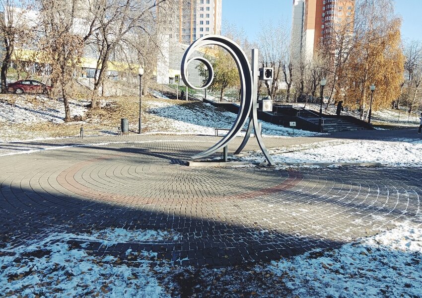 В Перми в сквере Олега Новоселова вновь сломались уличные часы