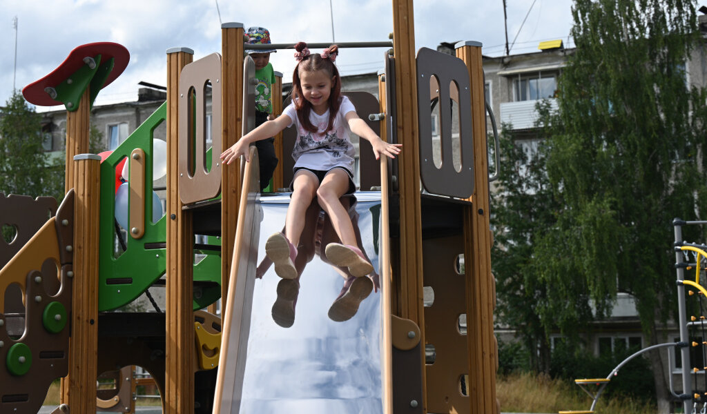 Глава Прикамья посетил самую современную детскую площадку поселка в Александровском округе