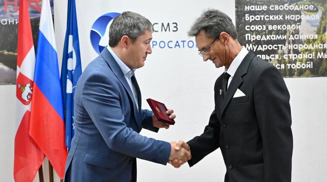 В преддверии Дня металлурга губернатор Дмитрий Махонин наградил лучших сотрудников отрасли