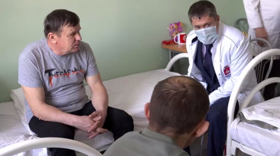 Губернатор Прикамья навестил земляков в госпитале для ветеранов войн