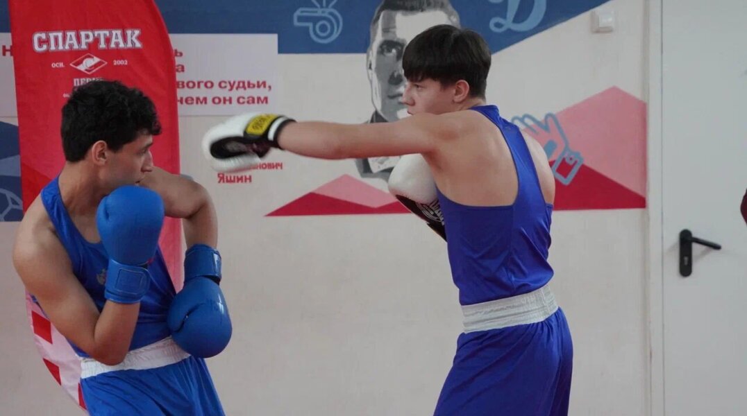 Известный боксер Вячеслав Шарапов провел встречу с пермскими школьниками