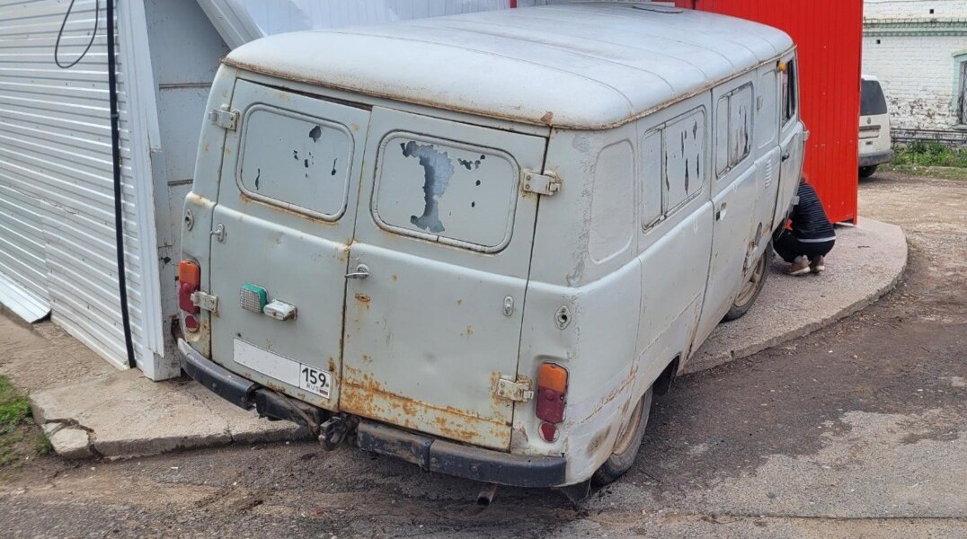 В Прикамье пьяный мужчина за рулем УАЗа въехал в стену