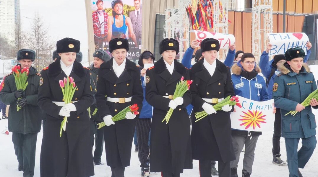 Пермячек на улицах города поздравили спасатели, кадеты и молодогвардейцы