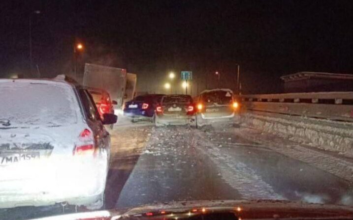 В Перми на Красавинском мосту произошло массовое столкновение автомобилей