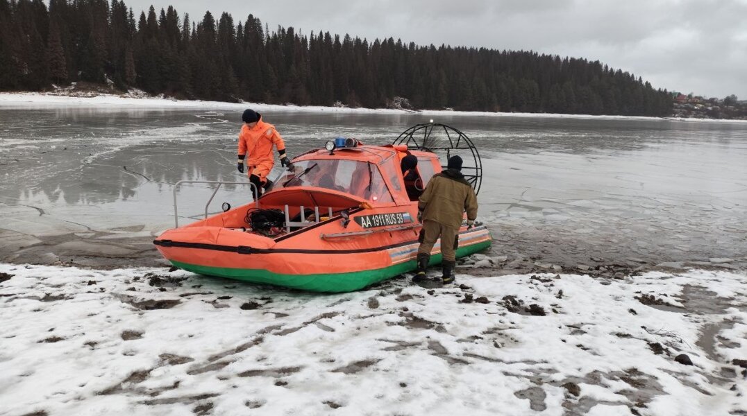 В Прикамье спасатели нашли тело провалившегося под лед рыбака