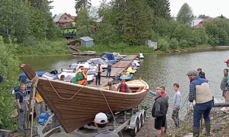 В Новых Лядах спустили на воду копию струга Ермака