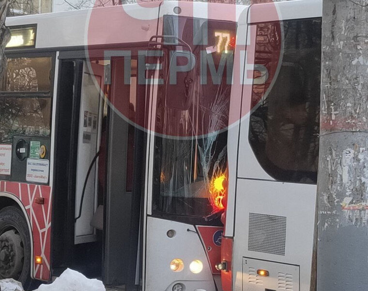 В Перми произошла авария с двумя автобусами