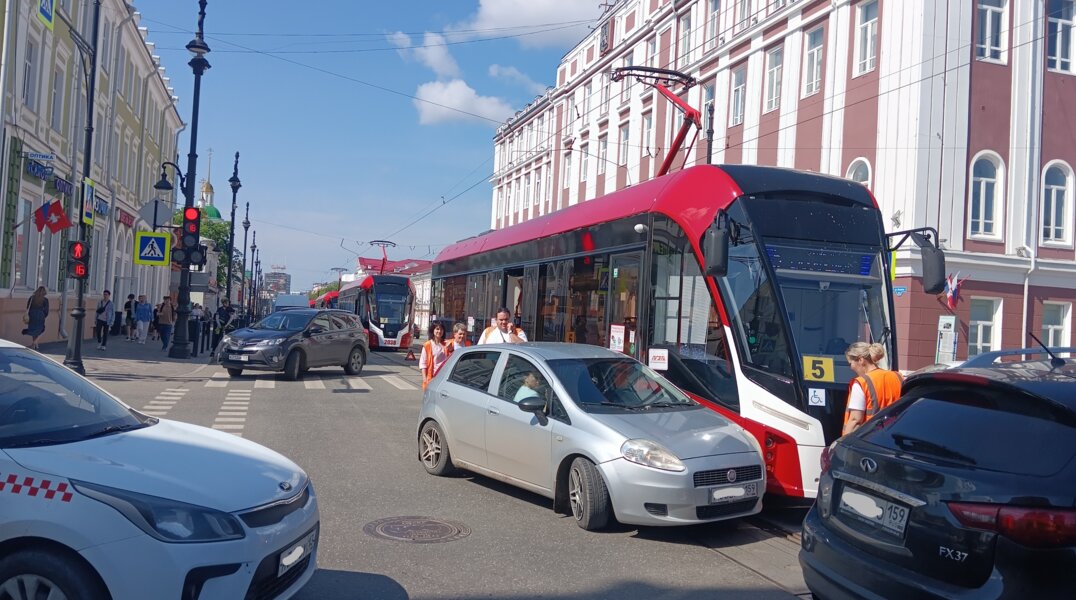 В Перми из-за ДТП у мэрии временно изменилось движение общественного транспорта