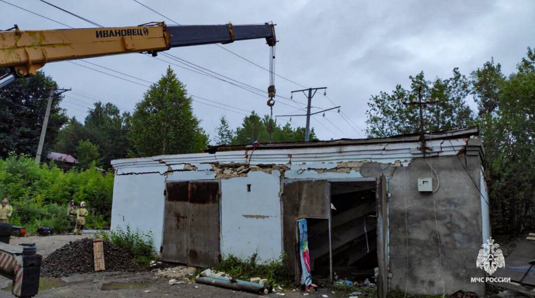 В Чусовом крыша гаража раздавила мужчину