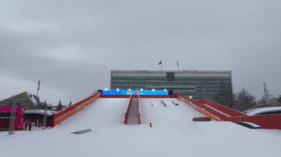 На пермской эспланаде построили огромную горку и тематический ледовый городок