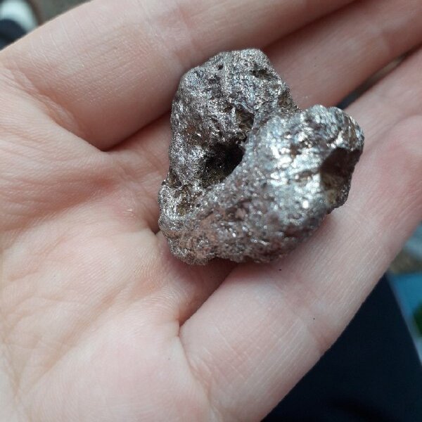 Пермячка нашла в своем огороде камень, похожий на метеорит