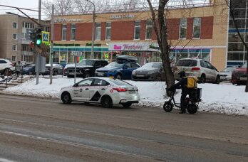 В Перми курьер на электровелосипеде попал в аварию