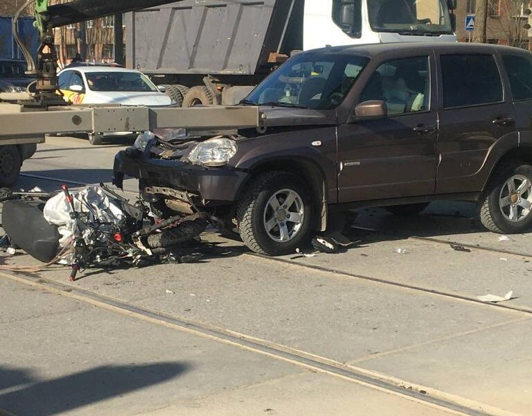 В Перми сбили водителя скутера, который ехал на запрещающий сигнал светофора