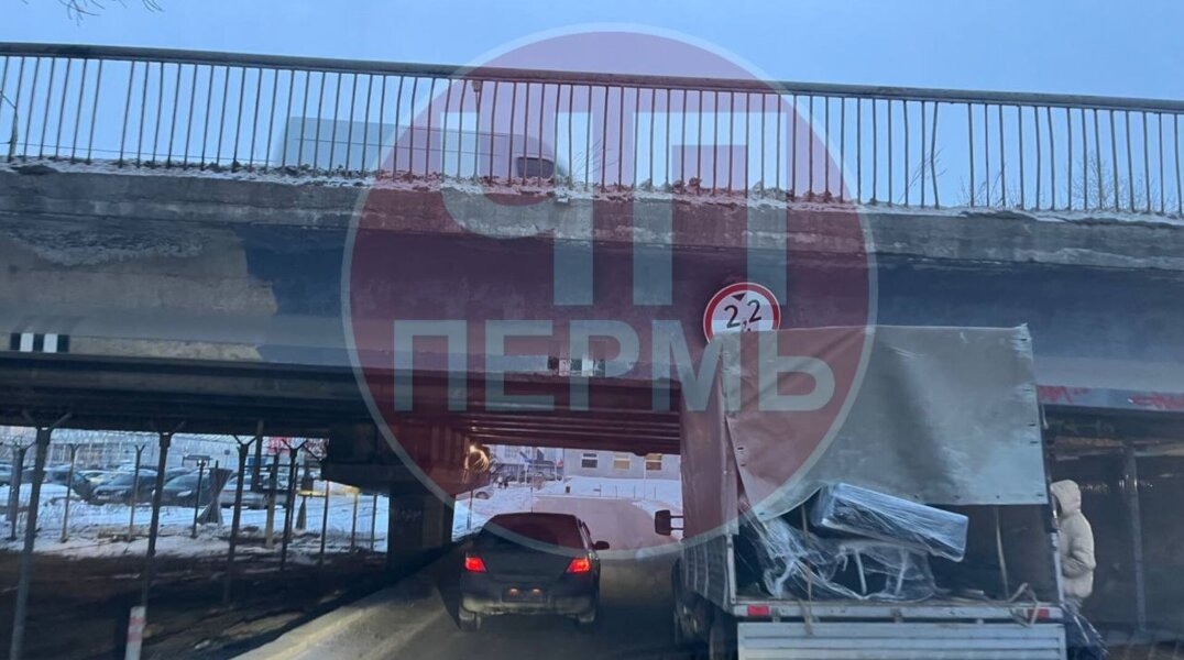 В Перми под мостом у «Мориона» застрял грузовик