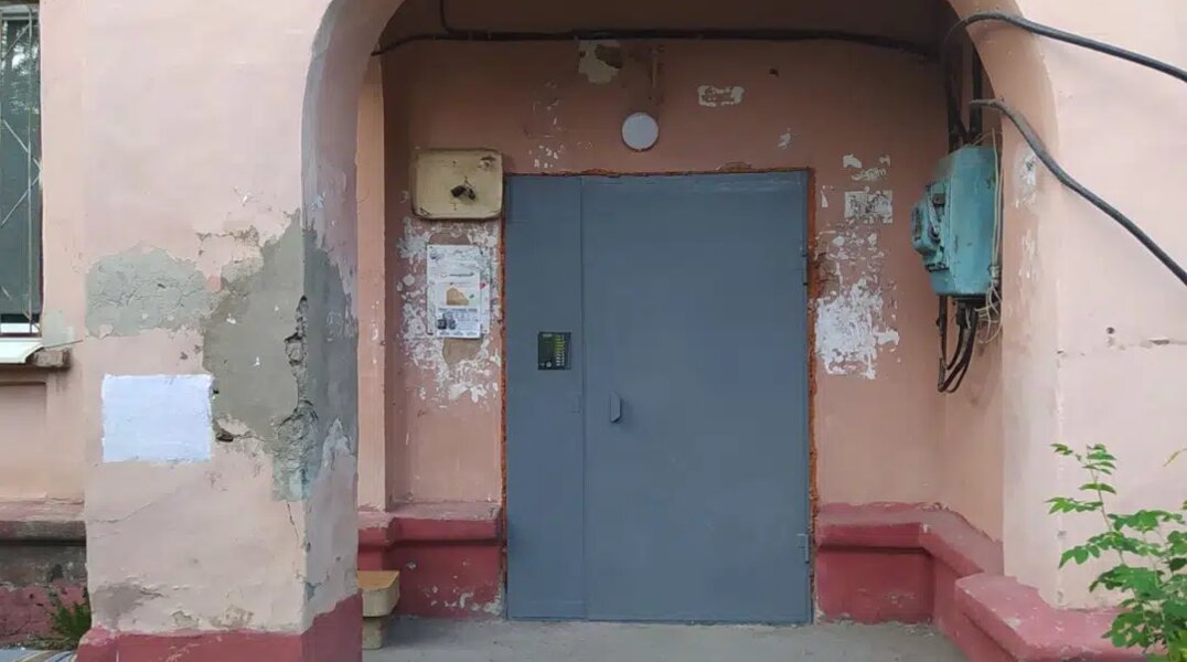 Плесень и влажность: бездействие аварийных служб разрушает подъезд дома в Перми