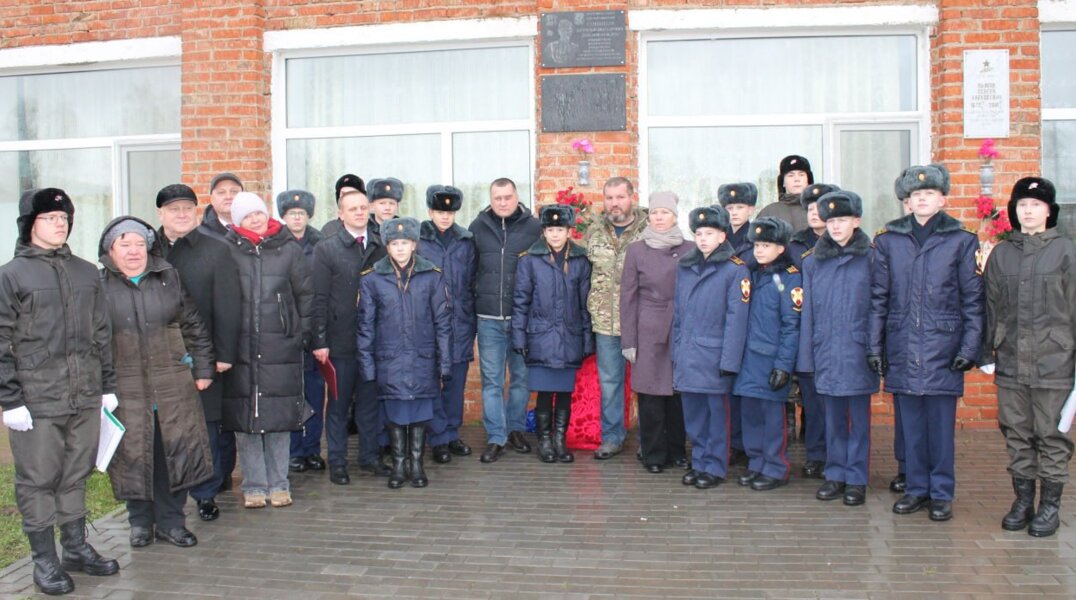В Прикамье установили мемориальную доску в честь погибшего на СВО офицера ВДВ
