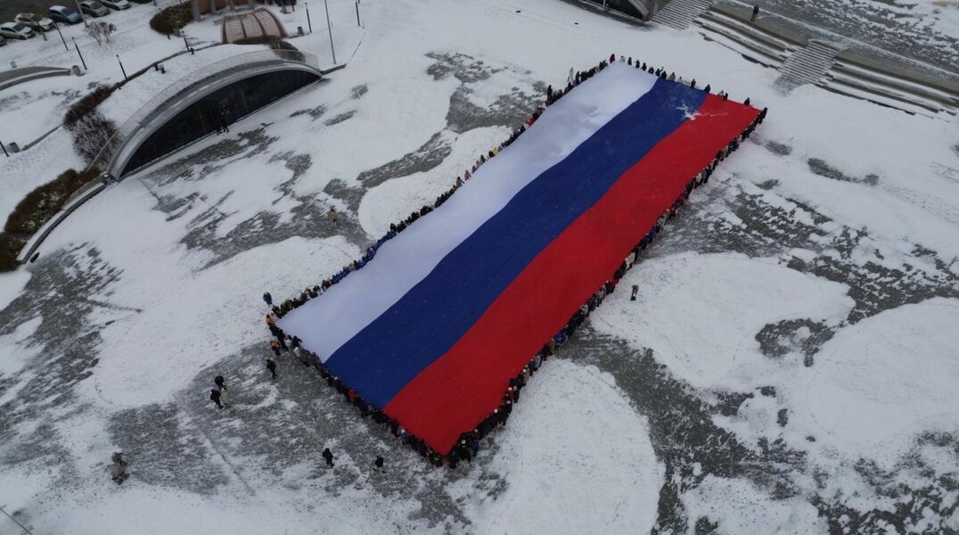 В центре Перми развернули огромный триколор