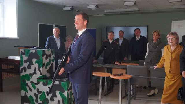 Депутаты Пермской ГорДумы побывали на мастер-классе по стрельбе и управлению БПЛА в кадетской школе №1