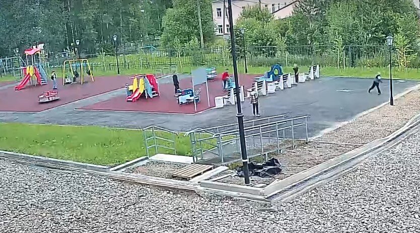 В Прикамье подростки разбили фонари в городском парке, повредив всю систему наружного освещения