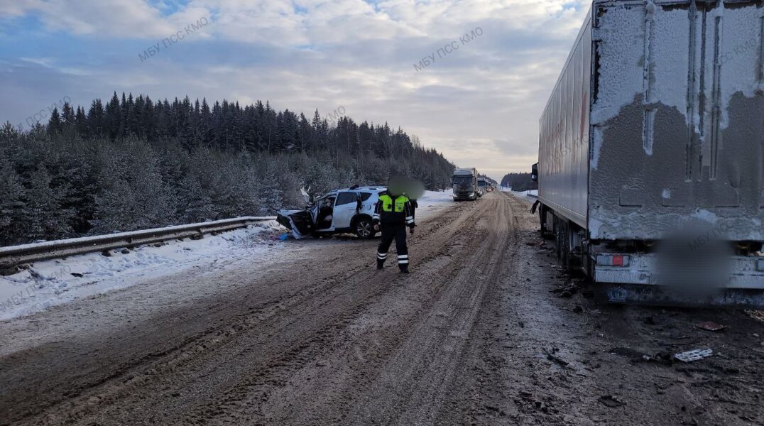 В Прикамье на трассе Пермь - Екатеринбург внедорожник столкнулся с большегрузом