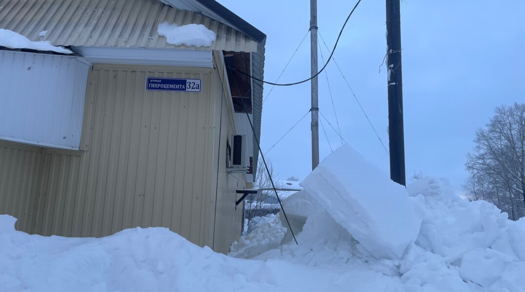 В Прикамье снежная лавина сошла с крыши и завалила трех подростков