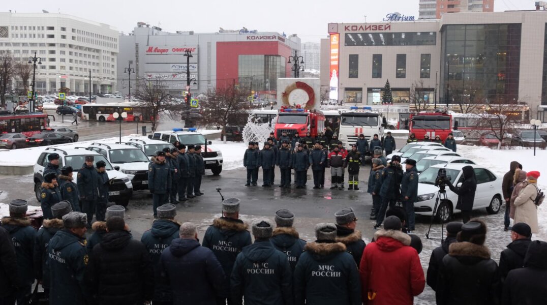 Дмитрий Махонин вместе с федеральным чиновником вручили пермским спасателям новую технику