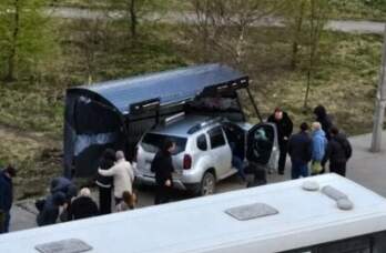 В Перми легковушка протаранила остановку общественного транспорта