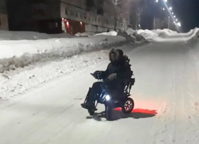 Ветерану СВО из Александровска вручили новую электроколяску