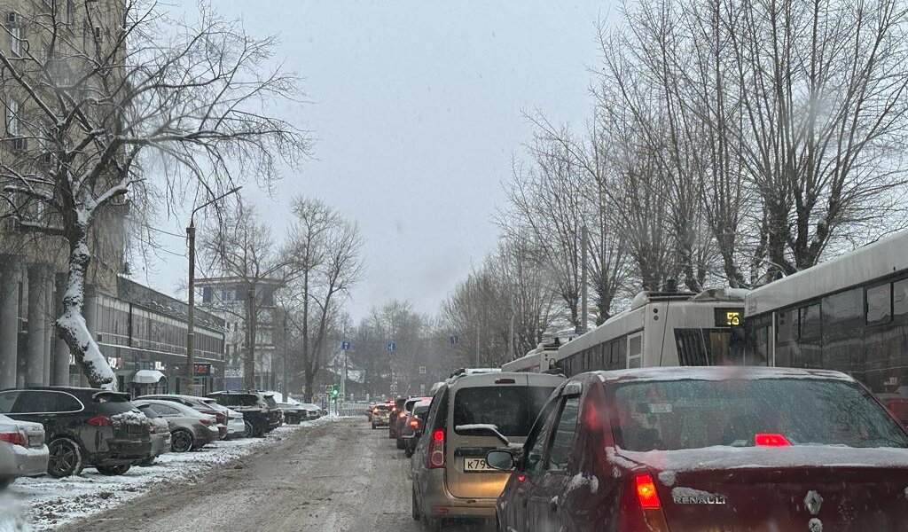 В центре Перми из-за снегопада и ДТП образовалась семибалльная пробка