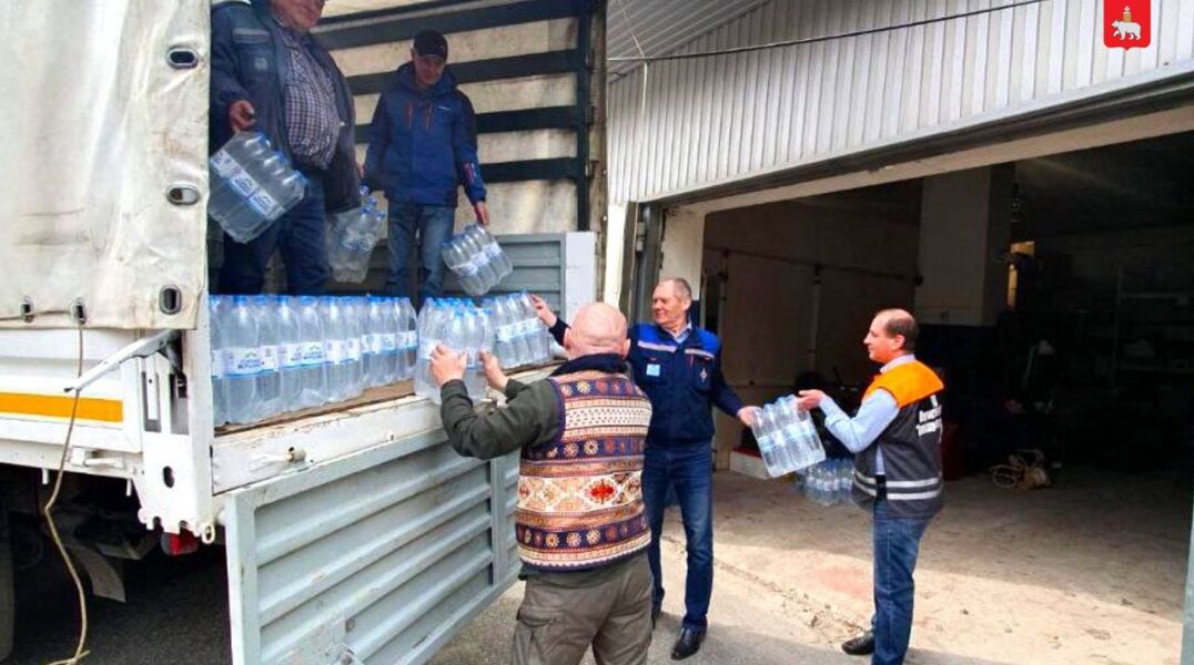 Пермский край направил 11 тонн воды пострадавшим от паводка в Оренбургской области