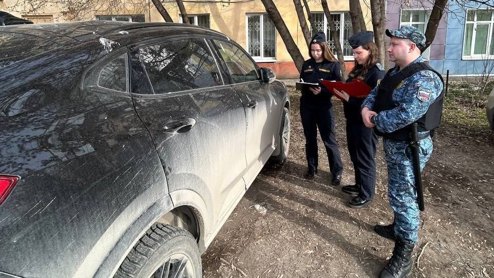 В Прикамье приставы арестовали автомобиль таксиста, ждавшего клиенток у отделения