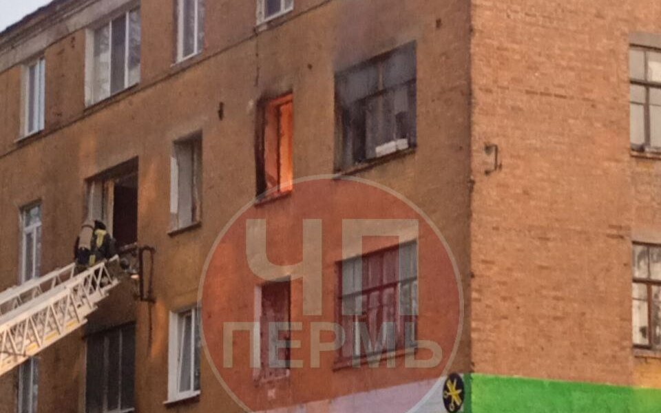 В Перми на Уральской, 79 из горящей квартиры спасли мужчину