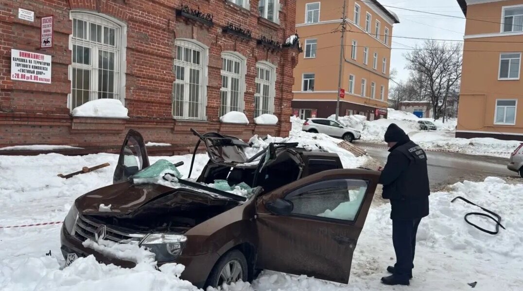 В Соликамске водителя придавило в машине сугробом, упавшим с крыши 