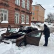 В Соликамске водителя придавило в машине сугробом, упавшим с крыши 