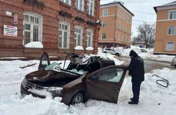 В Соликамске водителя придавило в машине сугробом, упавшим с крыши 