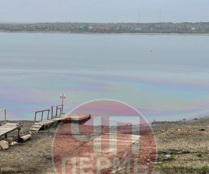 В Перми на Каме появилось масляное пятно