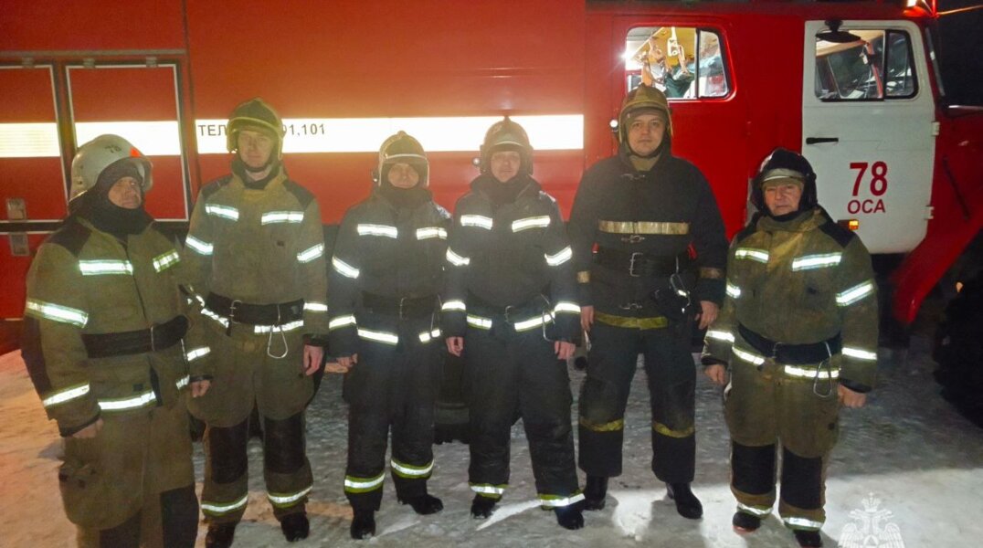 В Осе пожарные спасли двух человек из горящей квартиры расселенного дома